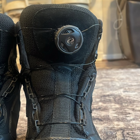 These are like brand new quick release and quick tie up! - Picture 3 of 13